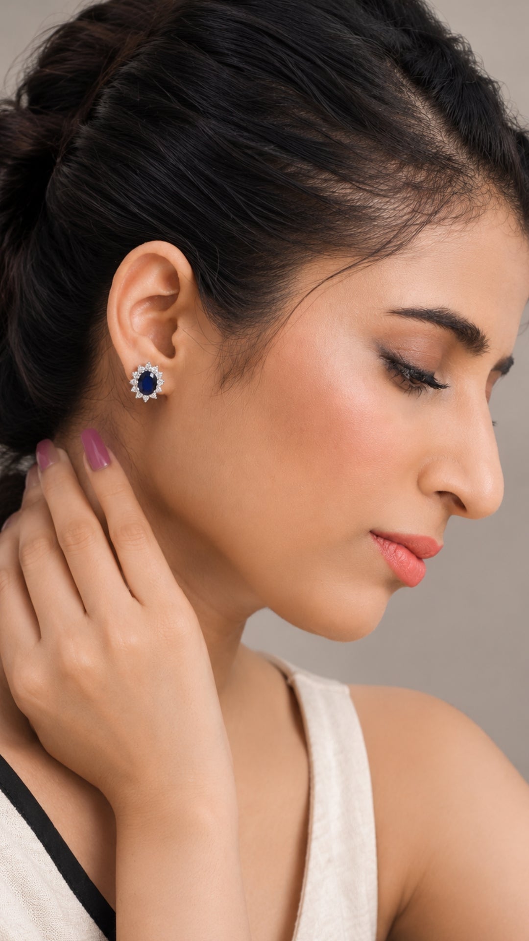 Lume Tops worn: a synthetic sapphire ringed by zircons in 925 sterling silver