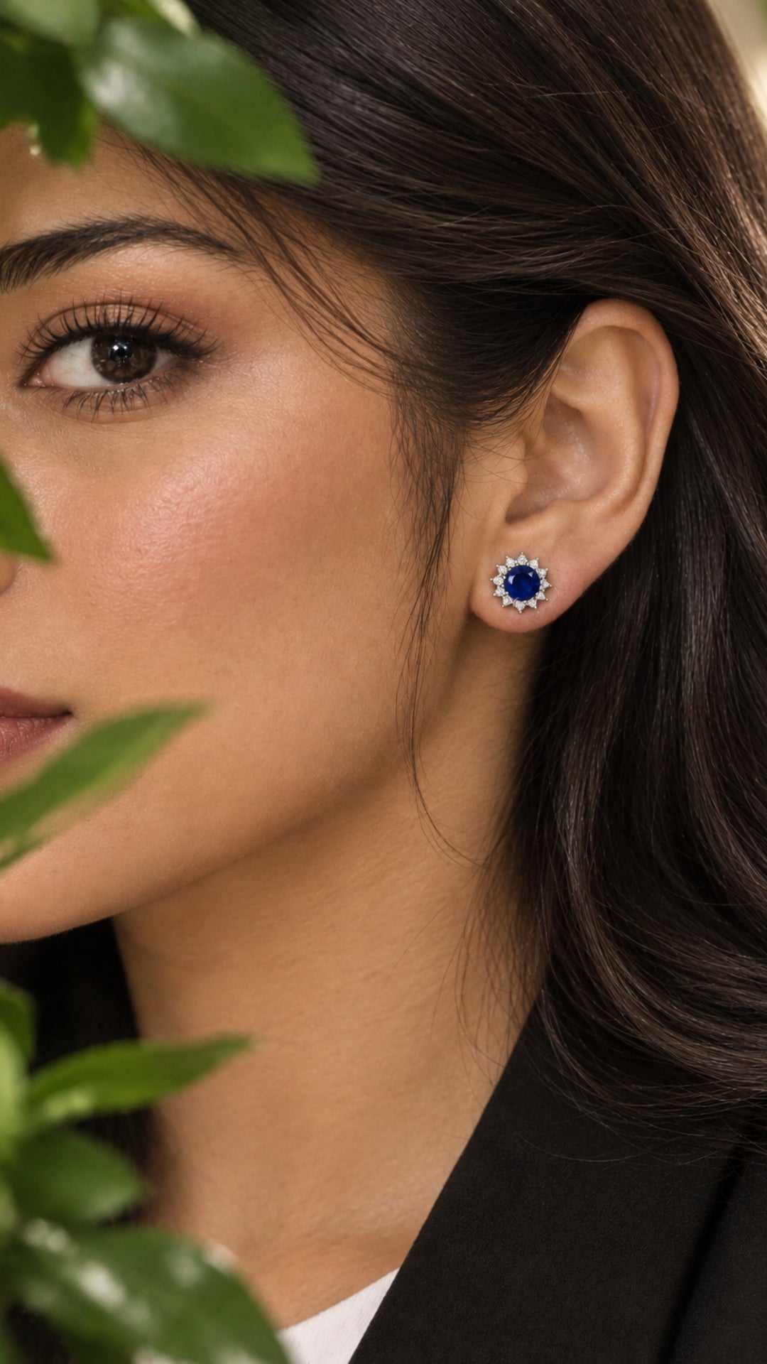 Luné Tops worn: a synthetic sapphire ringed by zircons in 925 sterling silver